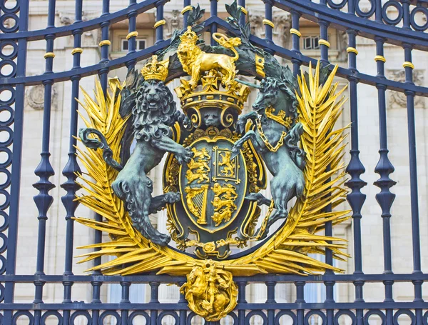 Η Βασιλική Σφραγίδα στην Πύλη του Παλατιού του Μπάκιγχαμ, Λονδίνο, Αγγλία — Φωτογραφία Αρχείου