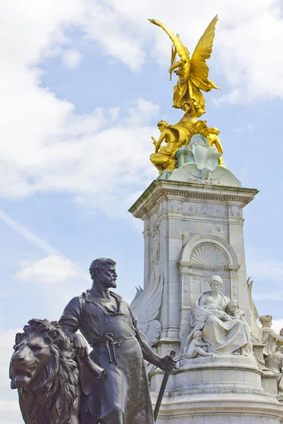 バッキンガム宮殿でビクトリア記念碑 — ストック写真