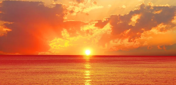 Krásný západ slunce nad oceánem — Stock fotografie