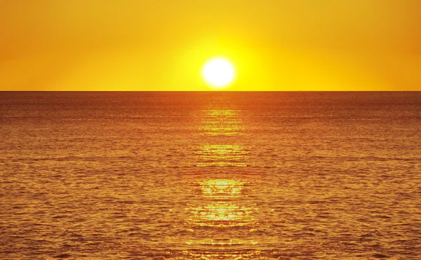 Sonnenuntergang über der Küste — Stockfoto