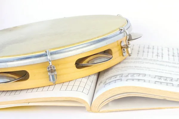 Latin tamburin och musik poäng — Stockfoto