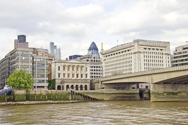 A Ponte de Londres e o rio Tâmisa em Londres — Fotografia de Stock