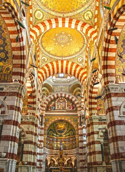 Catedral Notre Dame de la garde, na cidade de Marselha, sul da França — Fotografia de Stock