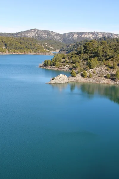 Blå sjö och berg — Stockfoto