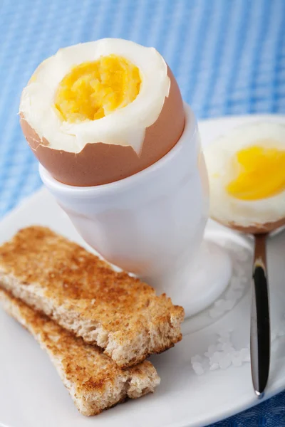 Kokt ägg i äggkopp — Stockfoto