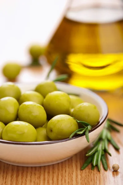 Grüne Oliven und Öl — Stockfoto