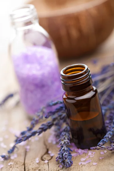 Lázně s levandulovým olejem a solí — Stock fotografie