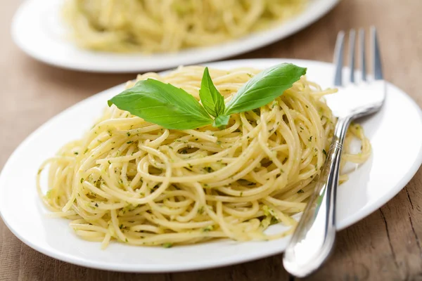 Espaguetis con salsa de pesto —  Fotos de Stock