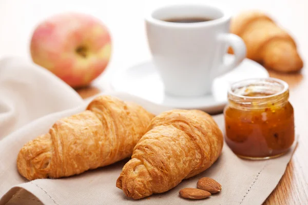 Croissant mit Marmelade zum Frühstück — Stockfoto