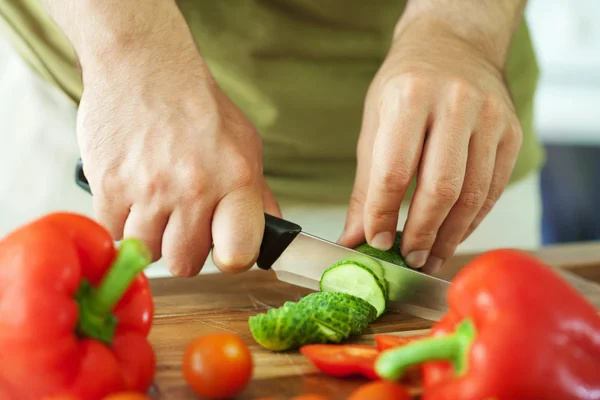 Groenten snijden voor salade — Stockfoto
