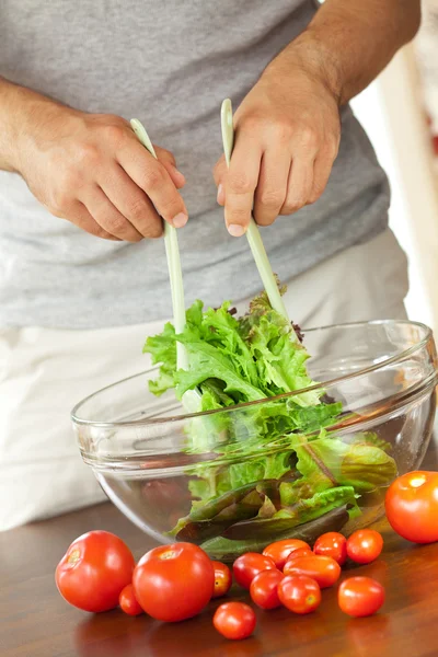 Ember készül salátával — Stock Fotó