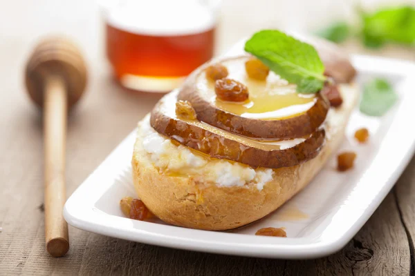 Bread with ricotta cheese and pear — Stock Photo, Image