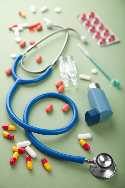 Stetoscopio e pillole — Foto Stock