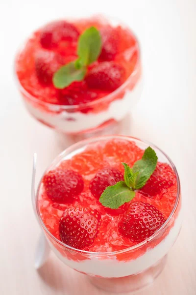 Dessert med färska jordgubbar — Stockfoto