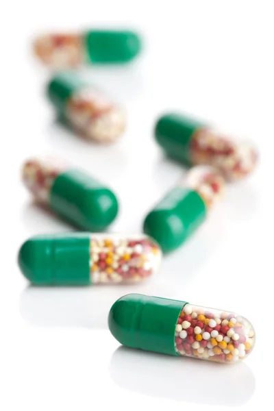 Kapsułki tabletki na białym tle — Zdjęcie stockowe