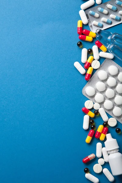 Píldoras borde sobre azul — Foto de Stock