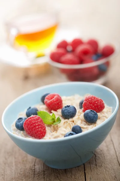 Porridge with fresh berries — Stock Photo, Image
