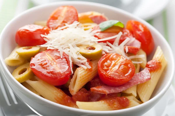 Pasta med tomater och salami — Stockfoto