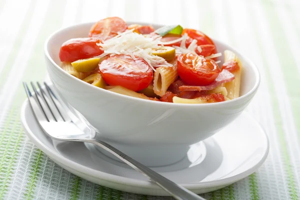 トマトとサラミのパスタ — ストック写真