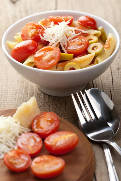 Pasta con tomates y salami — Foto de Stock