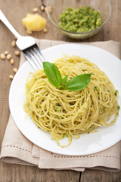 Spaghetti med pestosås — Stockfoto