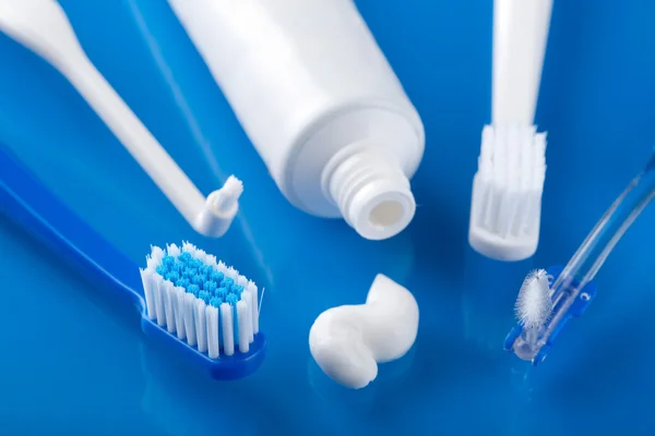 Varios cepillos de dientes y pasta — Foto de Stock