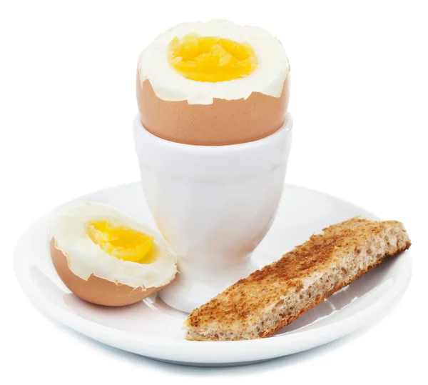 Gekookt ei in eggcup geïsoleerd — Stockfoto