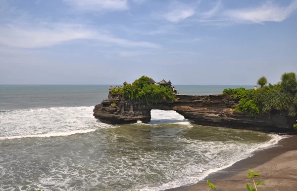 海の海岸にインドネシアの寺院。複雑なタナ ロット. — ストック写真