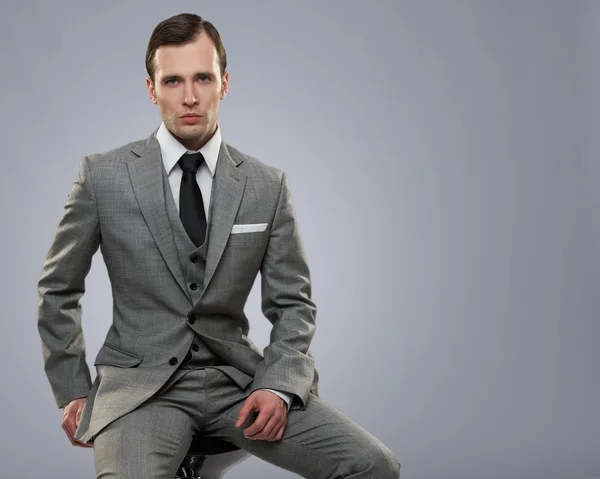 Mann im grauen Anzug — Stockfoto