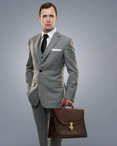 Hombre de negocios con un maletín — Foto de Stock