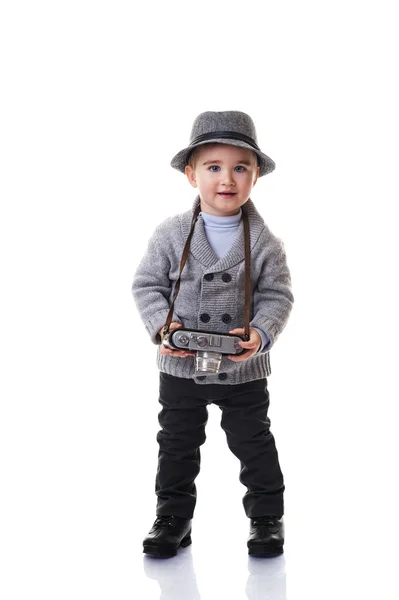 Дитячий хлопчик з ретро камерою — стокове фото