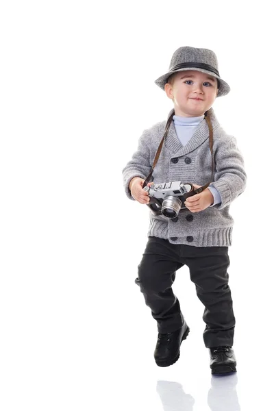 Babyjongen met retro camera — Stockfoto