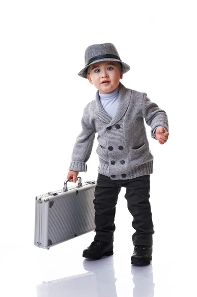 Niño con una maleta de plata — Stockfoto