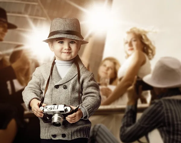 Дитячий хлопчик з ретро камерою над фоном фотосесії . — стокове фото