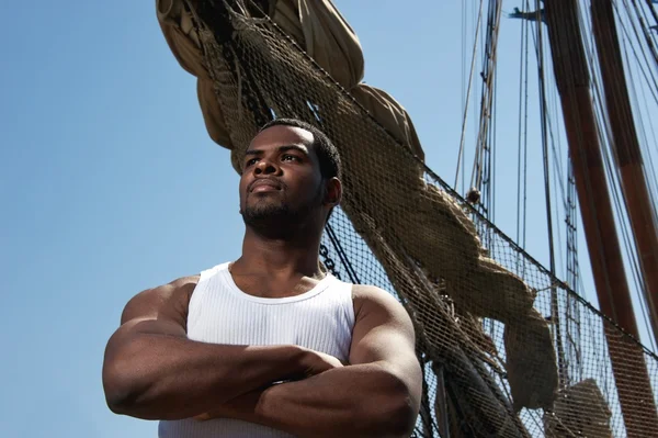 Marinero afroamericano guapo contra barcos . — Foto de Stock
