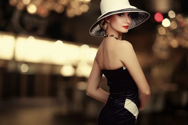 Kobieta w kapeluszu — Zdjęcie stockowe
