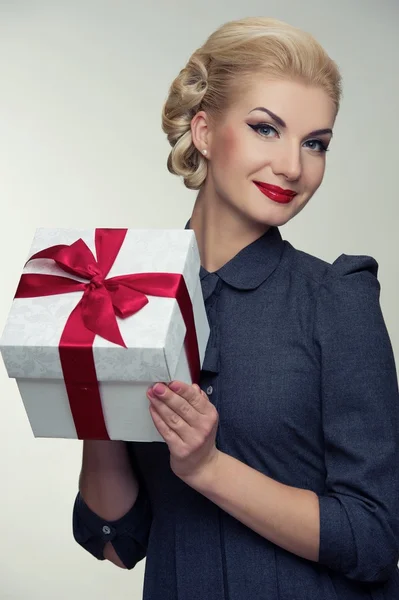 Retro woman with a gift box — Stock Photo, Image