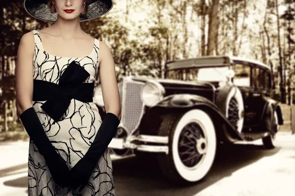 Γυναίκα με καπέλο ενάντια ρετρό αυτοκίνητο — Φωτογραφία Αρχείου