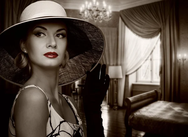 Όμορφη γυναίκα με καπέλο στο πολυτελές δωμάτιο — Φωτογραφία Αρχείου
