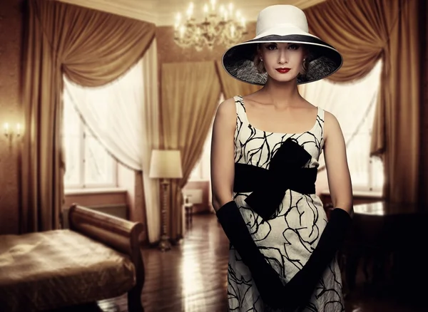 Bella donna in cappello in camera di lusso — Foto Stock