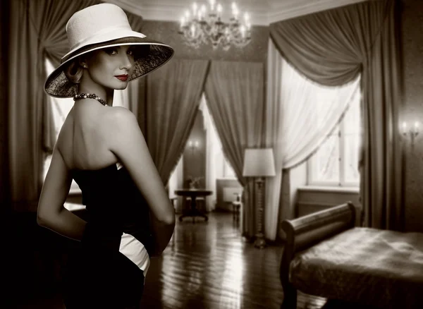 Lüks Oda şapkalı güzel kadın — Stok fotoğraf