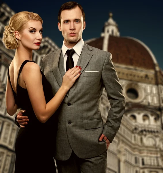 Retro couple against Duomo cathedral, Florence. — Stock Photo, Image