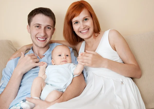 Familia feliz en casa. — Foto de Stock