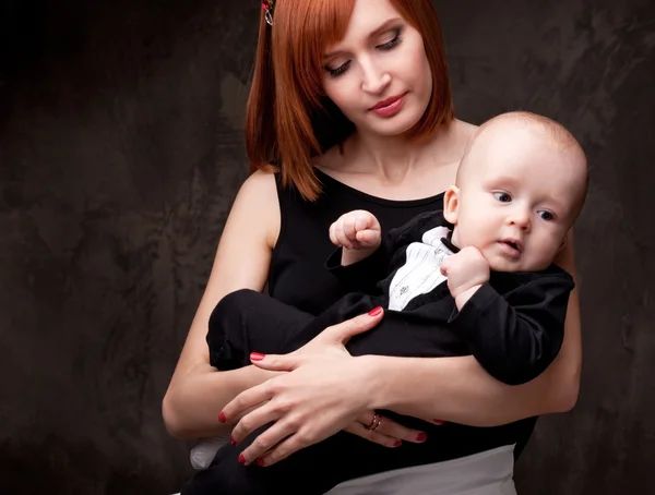 Rödhårig kvinna med hennes barn — Stockfoto