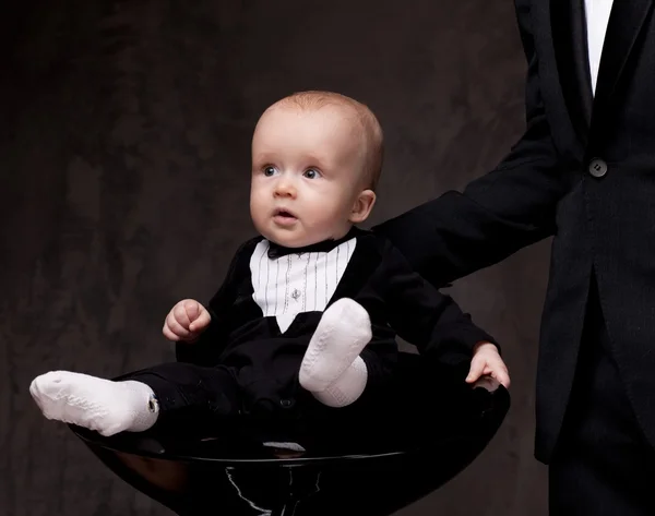 Carino bambino seduto sulla sedia — Foto Stock