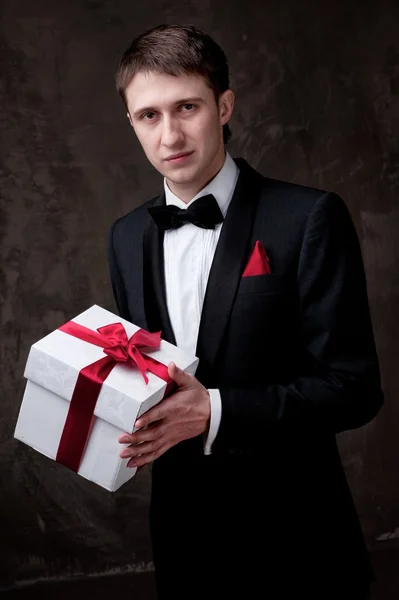 Genç adam bir hediye kutusu — Stok fotoğraf