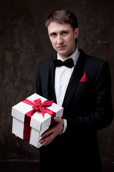 Jonge man met een doos van de gift — Stockfoto
