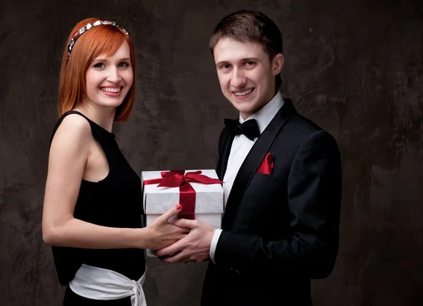 Mladý pár s dárkový box — Stock fotografie