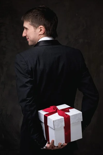 Νεαρός άνδρας με ένα κιβώτιο δώρων — Φωτογραφία Αρχείου