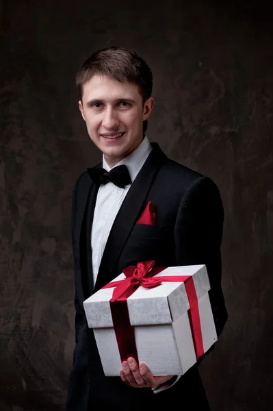Молодой человек с подарочной коробкой — стоковое фото